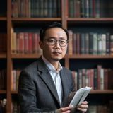 陈思远，社会学研究员，眼镜，书架背景，学术气质